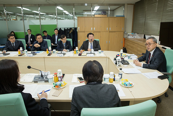 퇴직공무원 사회공헌사업 정책심의위원회 회의를 주재하는 김판석 인사혁신처장 