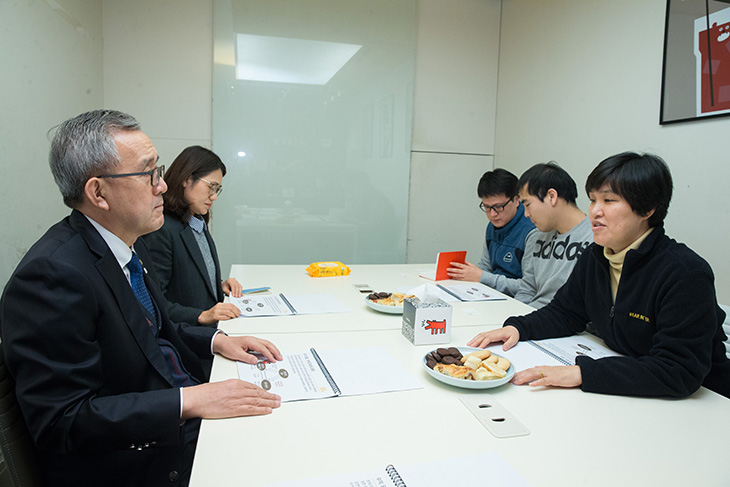 장애인 고용 사업장에 방문하여 간담회 시간을 갖는 김판석 인사혁신처장