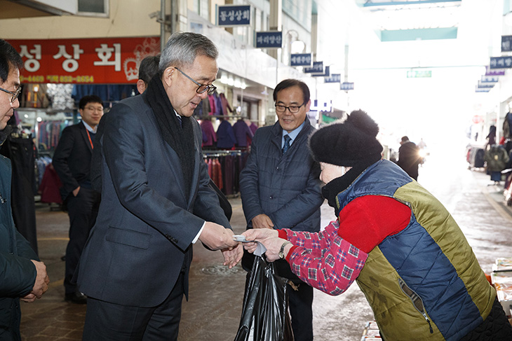 상인에게 물건을 구입후 계산하는 김판석 인사혁신처장 