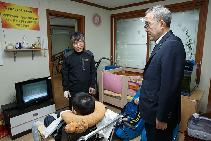 보호어린이들을 살피는 김판석 인사혁신처장