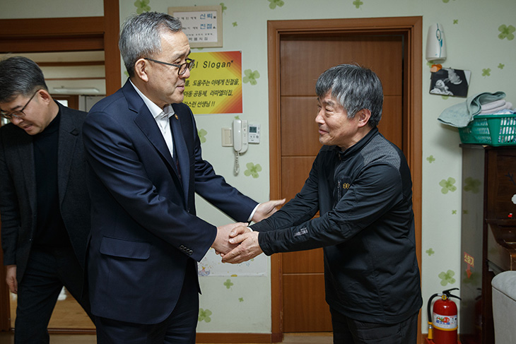 시설관계자를 격려하는 김판석 인사혁신처장 