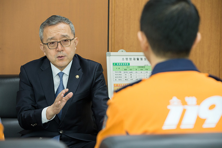 간담회 진행중 발언하는 김판석 인사혁신처장 