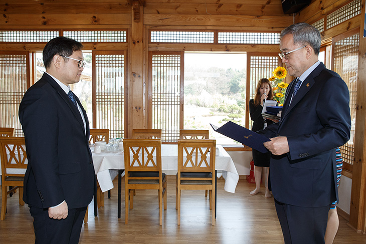 김판석 인사혁신처장이 우수한 성과를 내고 있는 개방형직위 민간 임용자 11명과 개방형 직위 업무 운영 담당 유공자 3명에게 표창하는 모습