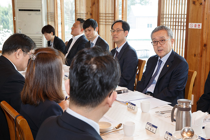 오찬 간담회에서 공직생활의 적응 중에 겪은 애로사항 등의 이야기를 나누고 있는 모습
