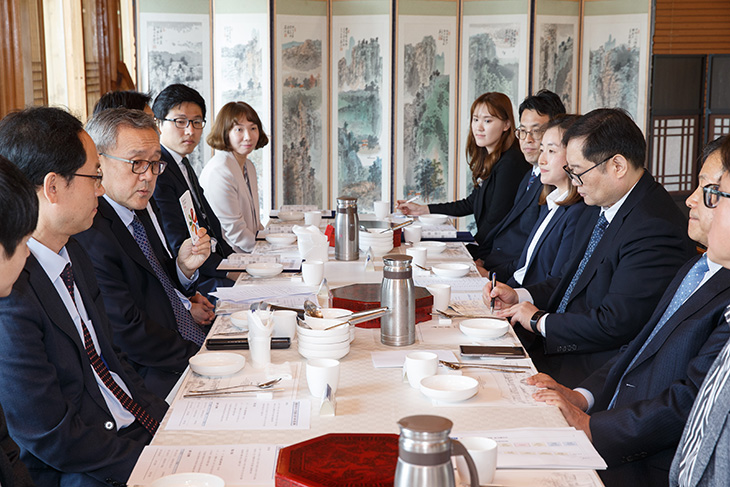 김판석 인사혁신처장과 수상자들이 오찬 간담회 시간을 갖고 있다.