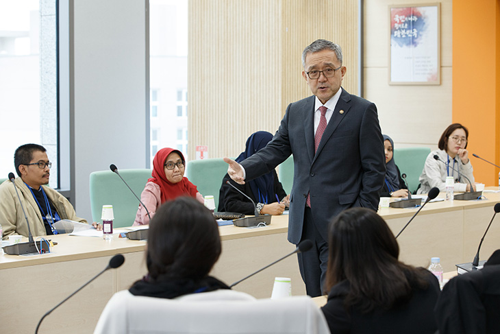 김판석 인사혁신처장이 한국의 인사제도를 설명하고 있으며 이를 경청하는 ASEAN 공공행정연수단