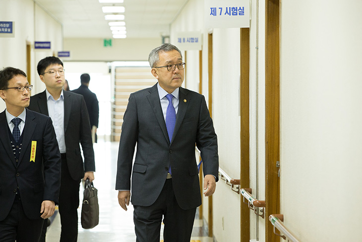 김판석 인사혁신처장이 2018 국가공무원 9급 공채 필기시험장을 방문하여 복도를 걸어가며 살펴보고 있는 모습