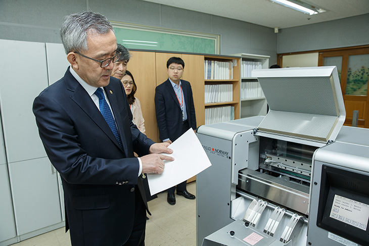 글자를 점자로 바꾸는 점역 과정을 살펴보고 있는 김판석 인사혁신처장