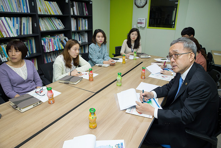 베트남, 중국, 러시아, 태국 출신의 다문화 직원들과 대화를 나누고 있는 김판석 인사혁신처장