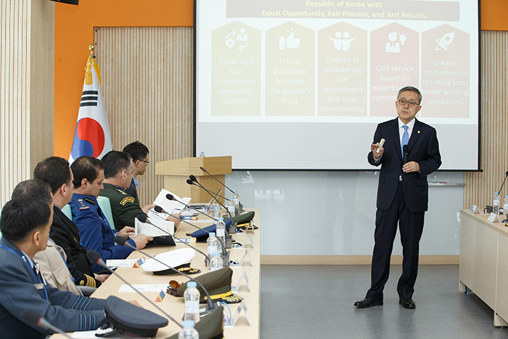 한국의 공무원 인사제도를 설명하는 김판석 인사혁신처장과 이를 경청하는 외국군 장교 교육생들