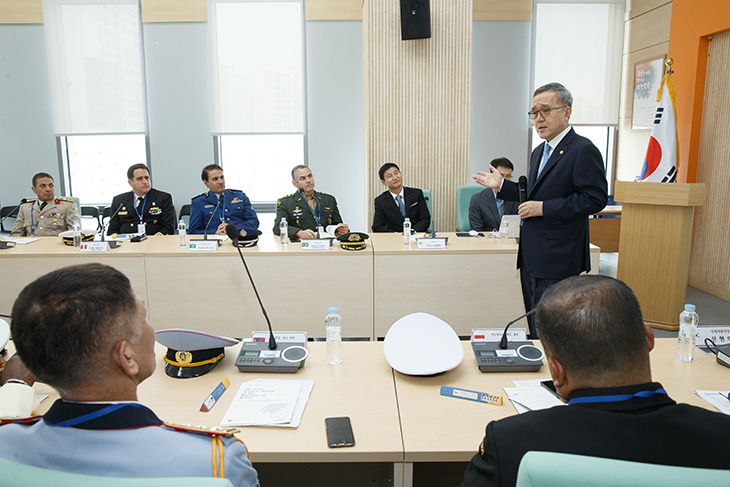 김판석 인사혁신처장이 세종시 인사혁신처를 방문한 국방대 안보과정 16개국 외국군 장교 교육생들에게 한국의 공무원 인사제도를 설명하는 모습