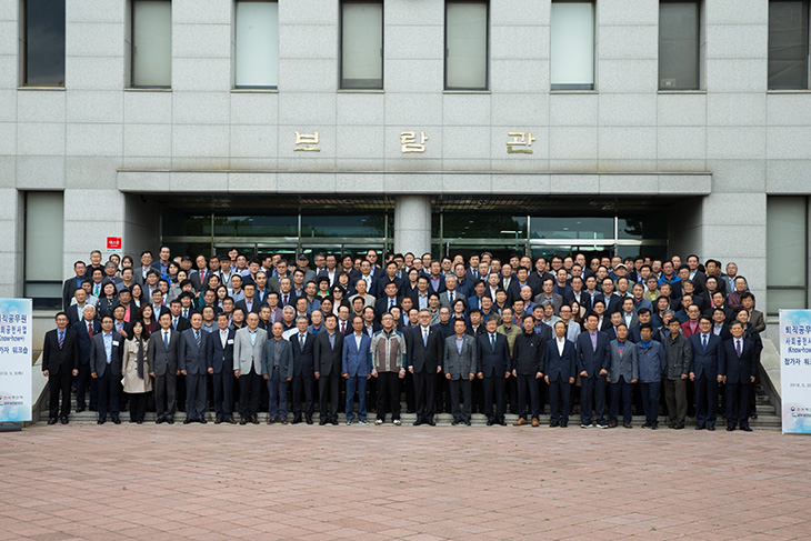 퇴직공무원 사회공헌사업 워크숍 참석자들과 기념촬영을 하는 김판석 인사혁신처장