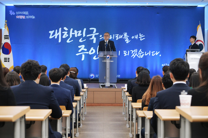 김판석 인사혁신처장이 제63기 신임관리자과정(공채) 입교식에 참석하여 환영사를 하고 있다.