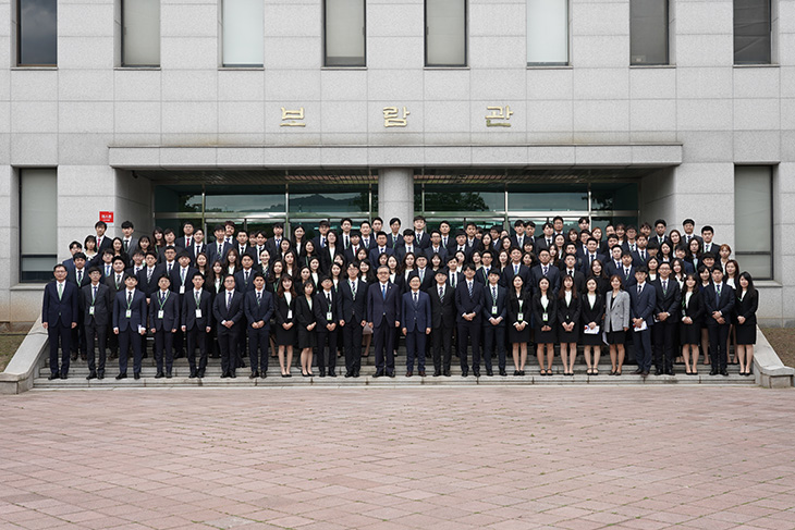 국가공무원인재개발원 과천 분원 보람관 앞에서 김판석 인사혁신처장과 신임관리자과정 입교식에 참석한 모든 사람이 단체 기념촬영 중인 모습