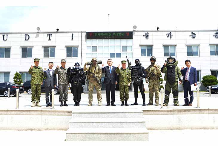 김판석 인사혁신처장과 해군특전단 소속 부대원들이 주먹을 쥐고 기념촬영을 하고 있다.