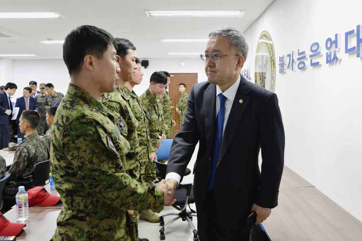 김판석 인사혁신처장이 소속 부대원들을 악수로 격려하고 있다.