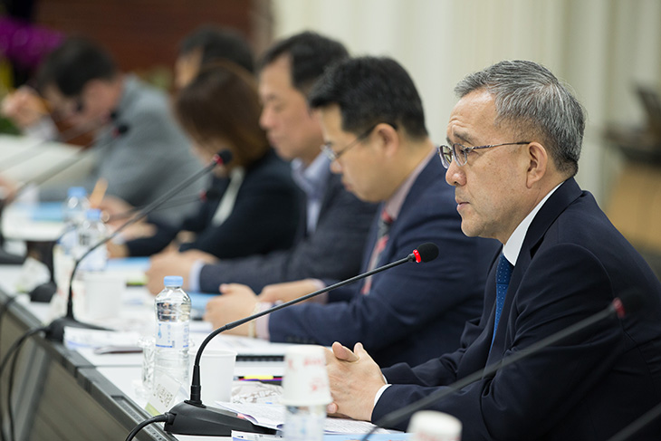 공공기관 인사담당과들과 앉아 공공부문 인사혁신 추진과제 및 방향에 대해 논의 중인 김판석 인사혁신처장