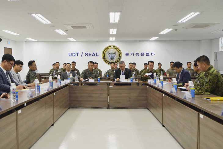 김판석 인사혁신처장이 경남 창원시 진해구에 위치한 해군특전단을 방문하여 특정직(군인) 공무원과의 간담회를 갖고 있다.