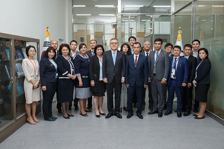 김판석 인사혁신처장과 우즈벡 국가행정아카데미 교직원들이 기념촬영을 하는 모습