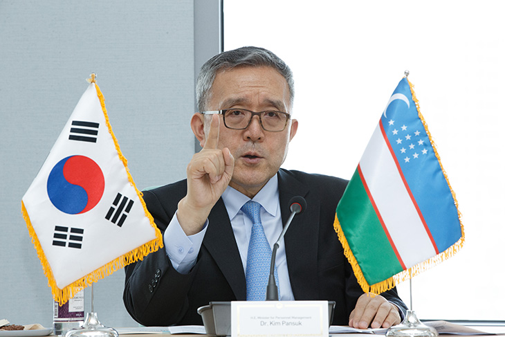 김판석 인사혁신처장이 환영의 인사말과 함께 한국의 인사제도에 대한 이야기를 하고 있다. (앞에는 대한민국과 우즈베키스탄의 국기모습)