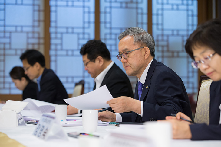 김판석 인사혁신처장이 앞에 놓인 자료를 살펴보고 있는 모습