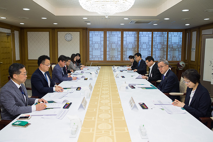 김판석 인사혁신처장이 서울 종로구 정부서울청사에서 균형인사협의체 제2차 회의를 주재하고 있는 모습