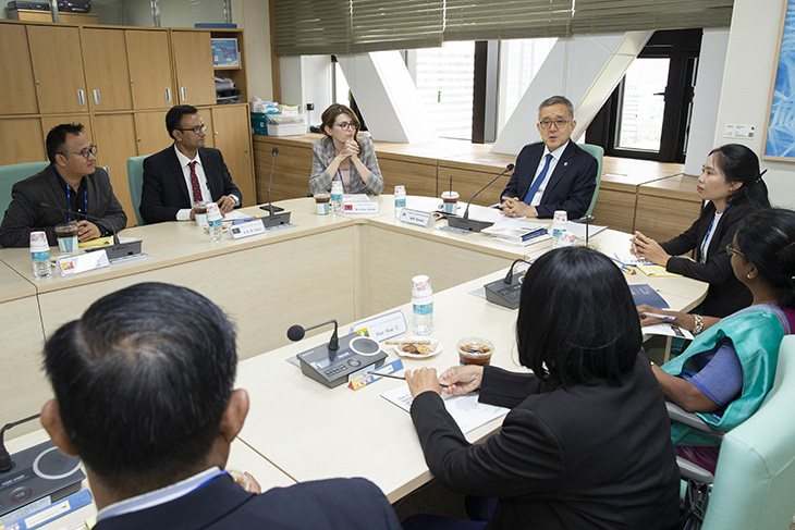 김판석 인사혁신처장이 교육생들과 마주앉아 대화를 나누고 있는 모습
