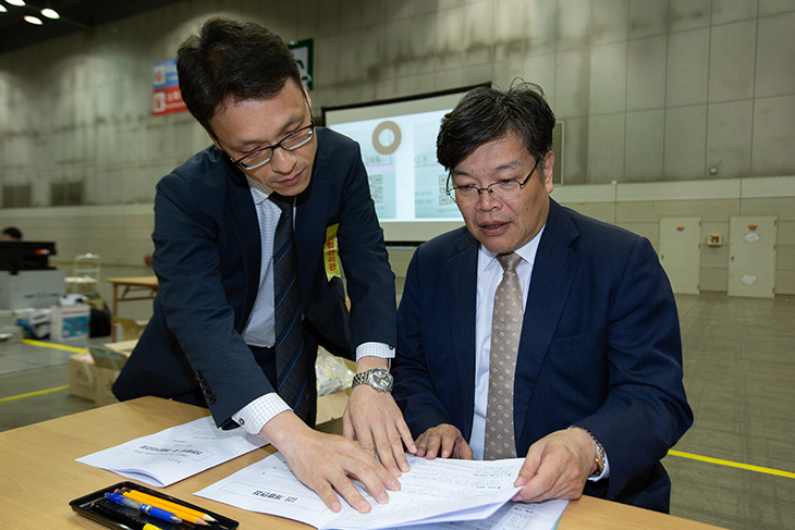 2018년도 국가공무원 9급 공채 면접시험장에 방문하여 관계자로부터 시험현황을 보고받는 박제국 인사혁신처 차장