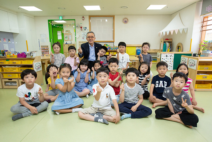 김판석 인사혁신처장이 솔비타 어린이집 어린이들과 함께 기념촬영을 하고 있다.