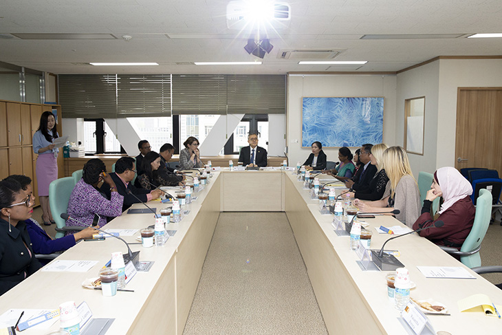 정부서울청사에서 글로벌 공공분야 인사관리 및 HRD 과정 12개국 교육생들과 간담회시간을 갖는 김판석 인사혁신처장