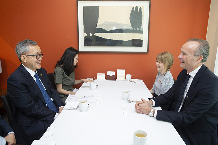 슈테판 아우어 주한독일대사와 김판석 인사혁신처장이 미소를 지으며 대화를 나누고 있는 모습