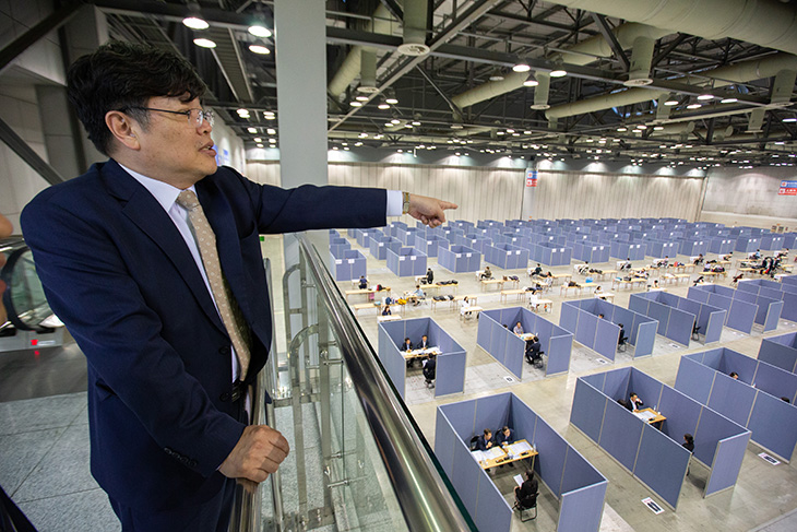 박제국 인사혁신처 차장이 9급 공채 면접시험장을 내려다보며 손가락으로 가리키고 있다.