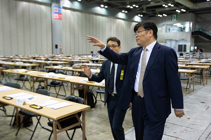 관계자와 함께 9급 공채 면접시험장을 둘러보고 있는 박제국 인사혁신처 차장