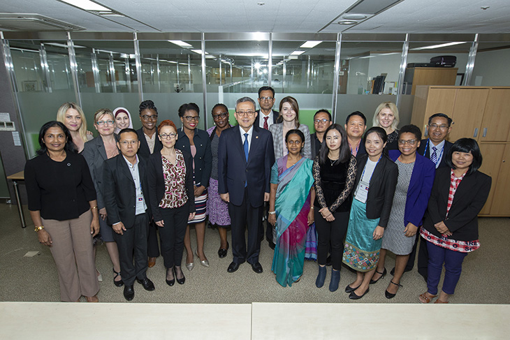 간담회에 참석한 모든 교육생들과 기념촬영을 하는 김판석 인사혁신처장