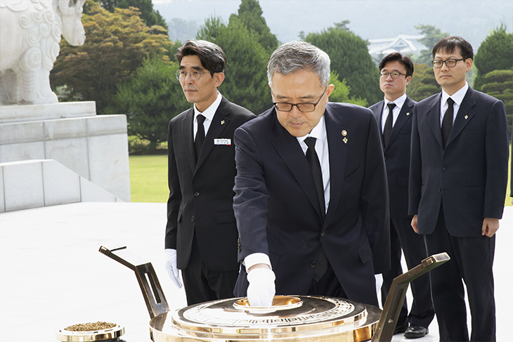 현충탑앞에서 참배중인 김판석 인사혁신처장 