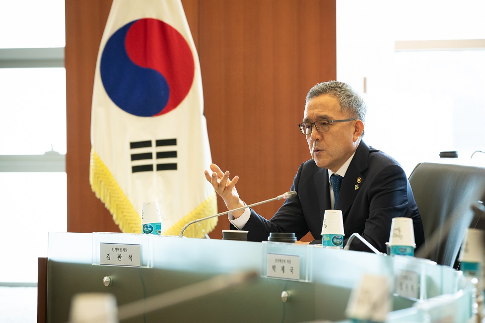 공직윤리제도 발전방향 모색을 위한 전문가 포럼에 참석하여 발제내용을 듣는 김판석 인사혁신처장 