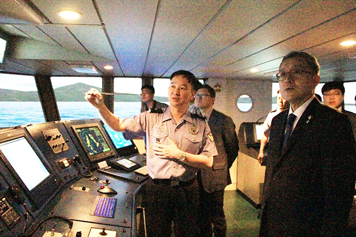 전남 여수시 해양경찰서 교육시설과 조함시뮬레이션 체험장을 둘러보는 김판석 인사혁신처장