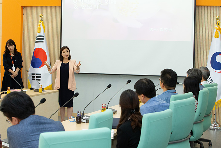 김홍남 수화통역사에게 수화를 배우는 김판석 인사혁신처장과 직원들의 모습 