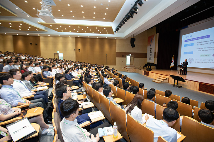 제63기 신임관리자과정 교육생들에게 특강중인 김판석 인사혁신처장