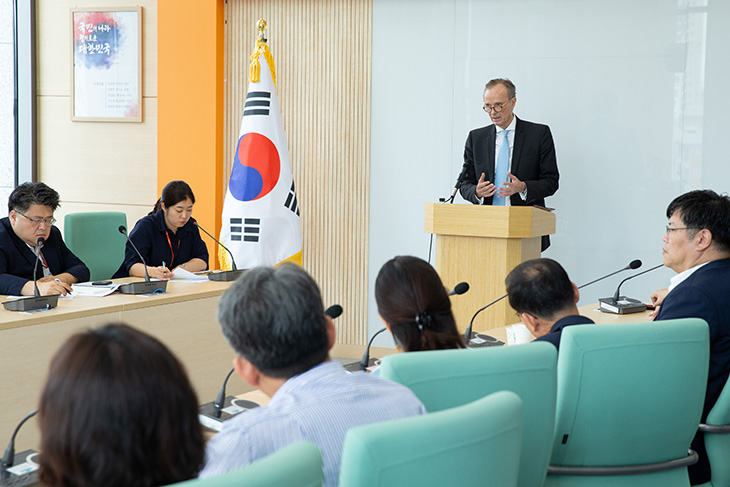 특별 강연을 하고 있는 슈테판 아우어 주한독일대사와 이를 경청하는 사람들의 모습