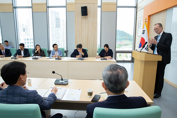 독일 통일의 교훈과 한국 통일에 주는 시사점이라는 주제로 특별 강연을 하고 있는 슈테판 아우어 주한독일대사