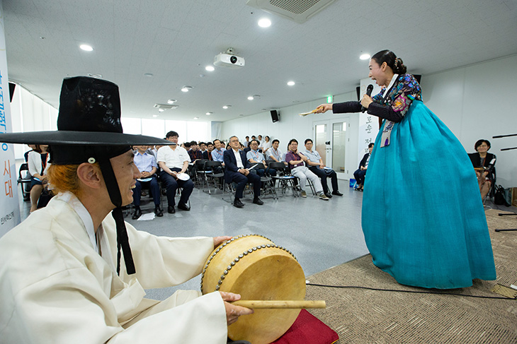 인사혁신처 전 직원이 판소리로 진행되는 교육을 경청하고 있다.