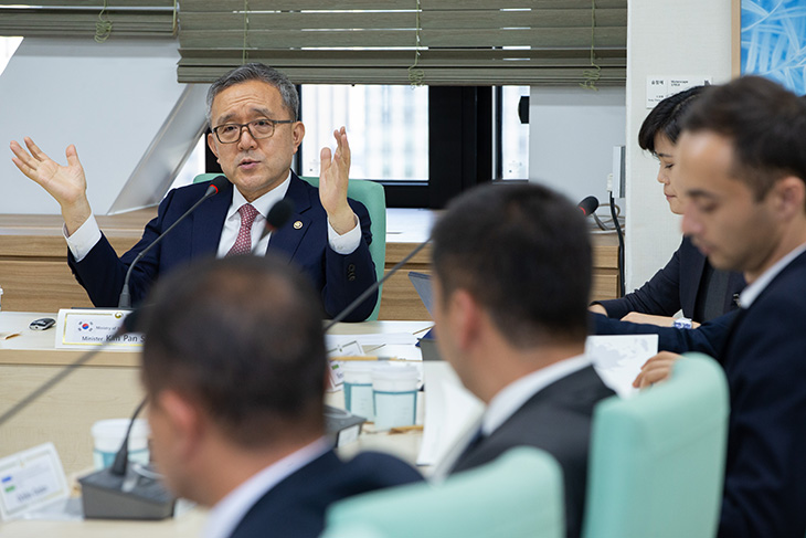 김판석 인사혁신처장이 우즈벡 국가행정아카데미 석사과정 교육생들과 한국의 인사제도에 관한 대화를 나누는 모습