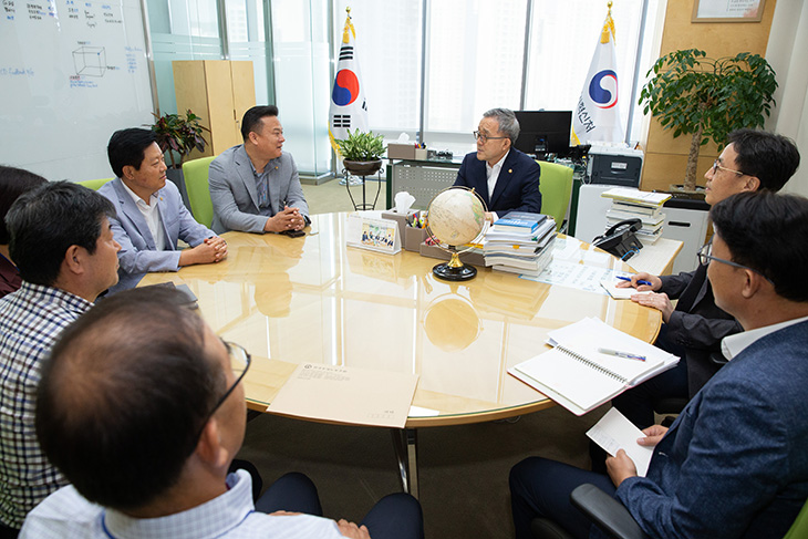 김판석 인사혁신처장이 우정노조 신임 집행부와 원형 탁자에 둘러 앉아 대화를 나누는 모습