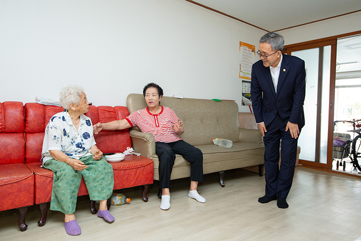 김판석 인사혁신처장이 세종시 부강면에 위치한 경로당을 방문해 어르신들께 인사를 드리는 모습