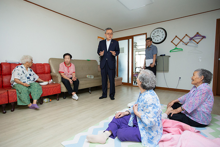 김판석 인사혁신처장이 경로당에 계신 어르신들께 하절기 건강관리에 유의하시라고 인사드리는 모습