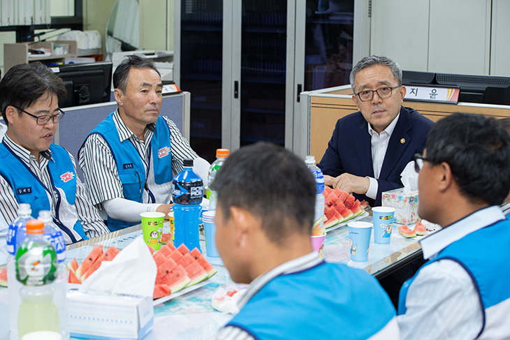 김판석 인사혁신처장이 동대문 우체국 집배원들을 격려하고 근무 애로사항을 청취하고 있는 모습