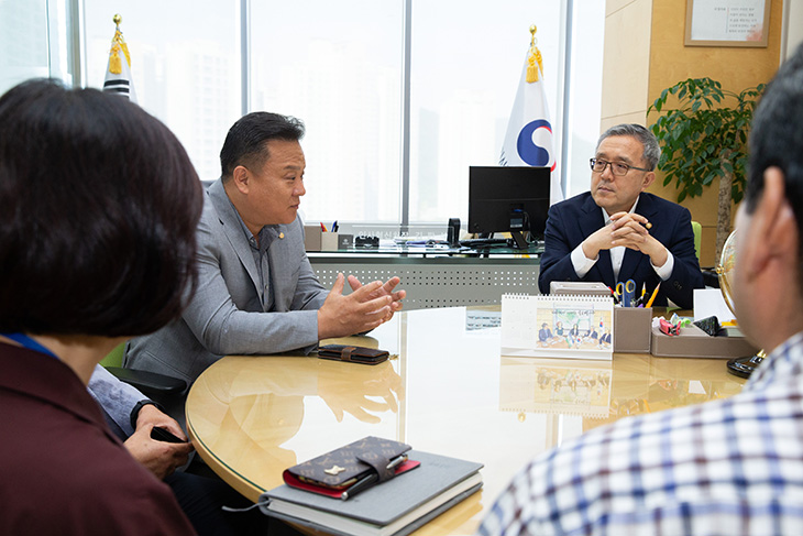  우정노조 신임 집행부(위원장 이동호)와 상견례 및 노사 협력방안 논의중인 김판석 인사혁신처장