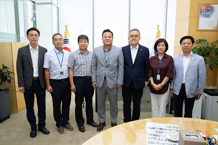  우정노조 신임 집행부(위원장 이동호)와 김판석 인사혁신처장의 단체사진