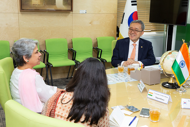 업마 셔드리 인도 중앙공무원교육원장과 적자원개발 분야 교류협력 사안에 대해 논의하는 밝은모습의 김판석 인사혁신처장 